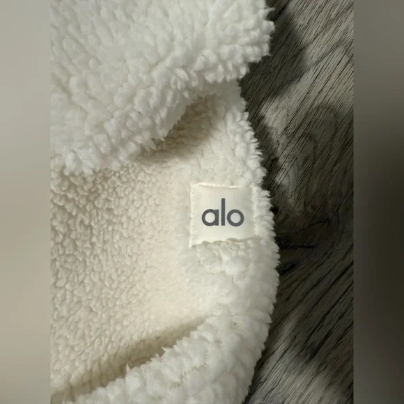 Alo Yoga - Picture 4 of 7